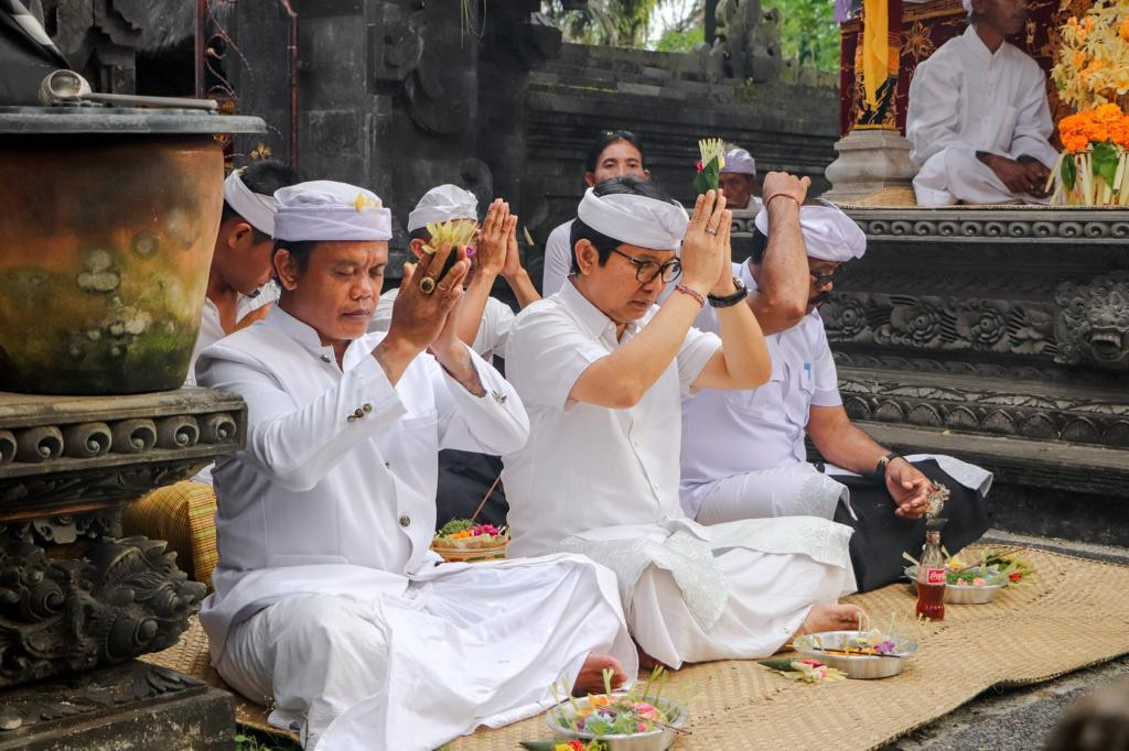 Sekda Adi Arnawa Hadiri Piodalan di Pura Dalem Alit dan Pura Dalem Brerong Desa Adat Mengwitani